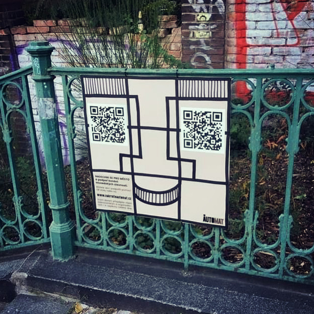 Instalace plakátu na sousedských slavnostech podporující občanské sdružení AutoMat