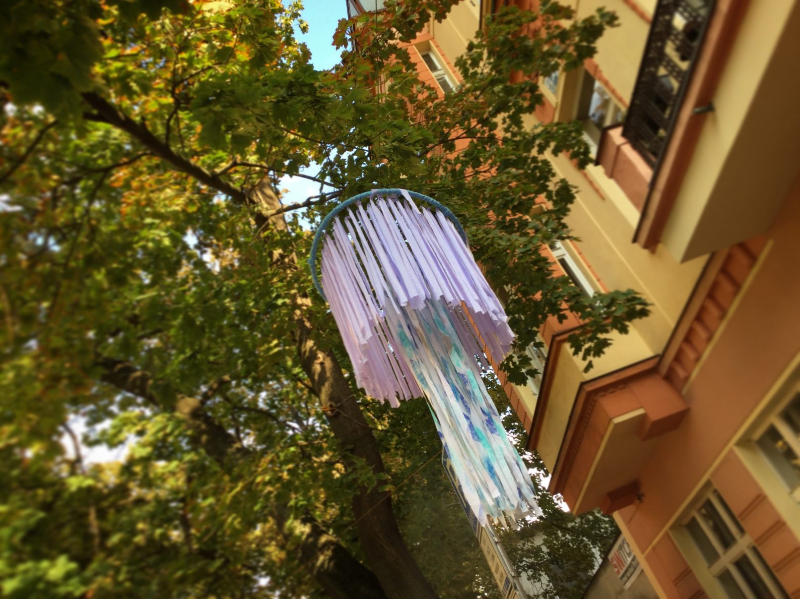 Textilní instalace s názvem Lapače snů pro městské slavnosti Zažij město jinak v Praze v Karlíně.