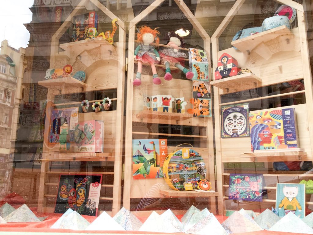 Design prodejního nábytku a design celkové výlohy pro hračkářství v centrum Prahy.