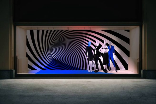 Design výlohy pro obchod s oblečením, papírová tapeta v pozadí