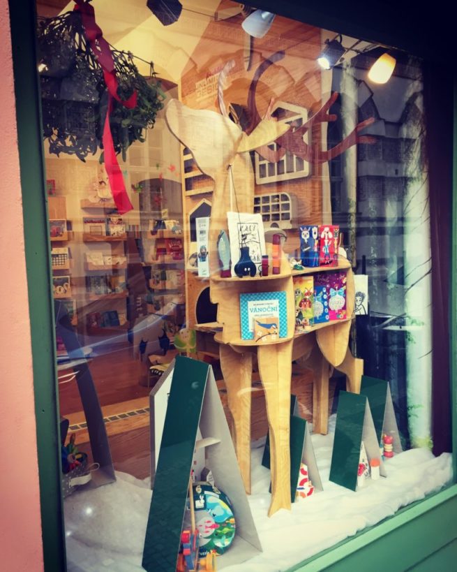 Výkladní skříň pro hračkářství a sociální podnik Hračkotéka v Praze. Návrh a realizace nábytku ve tvaru jelena, který vystavuje prodávané zboží.
