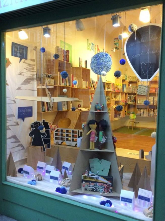 Výkladní skříň hračkářství v Praze se zimní dekorací.