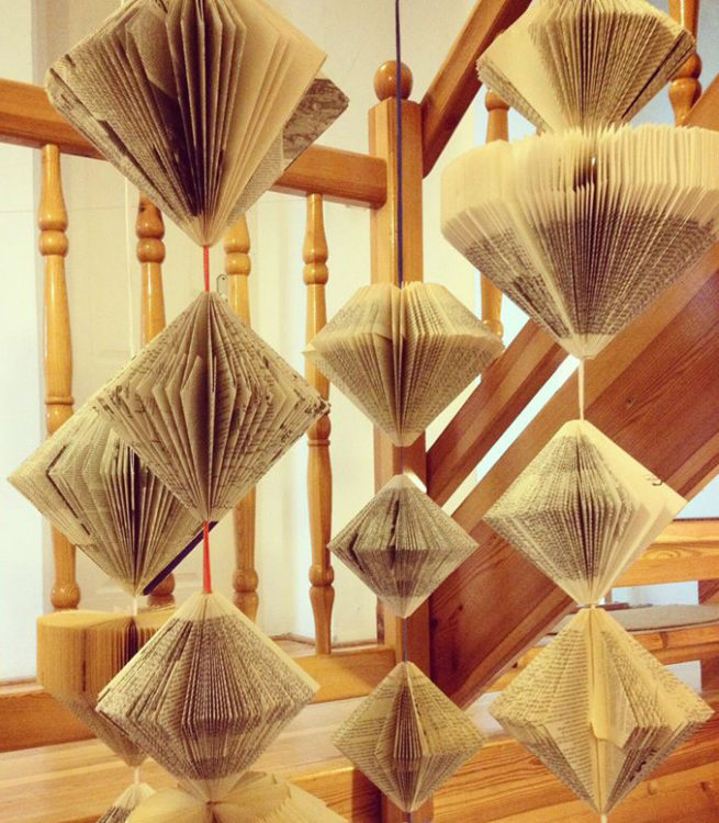 Instalace ze starých knih ve schodišti rodinné vily.