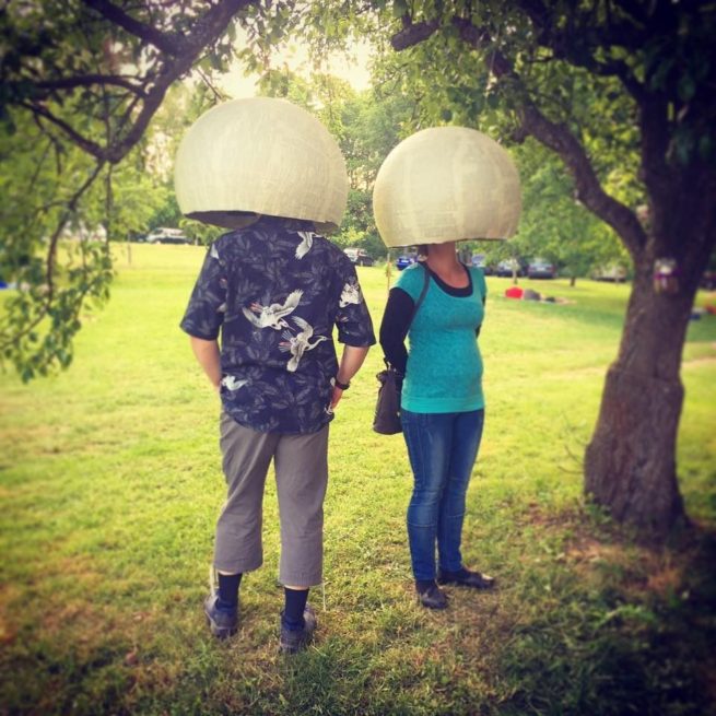 Zavěšená instalace v přírodě pro svatební párty.