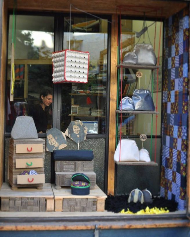 Výkladní skříň z recyklovaného materiálu pro tvůrčí ateliér Strojovna v Praze.