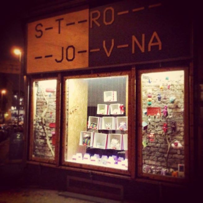 Výloha pro tvůrčí ateliér Strojovna v Praze. Ozdobou jsou zavěšené krychle, které mají představovat pomyslný vánoční strom a vánoční dárky. Vánoční atmosféru doplňuje výzdoba - osvětlené papírové město.