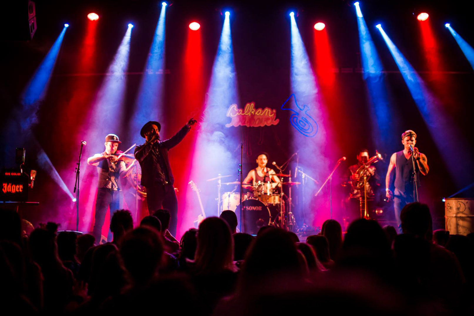 Světelný plakát na pódium pro balkánskou party.