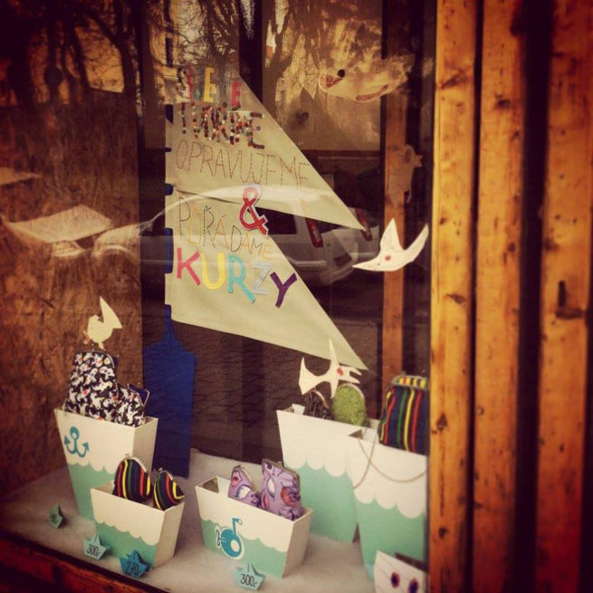 Výloha pro tvůrčí ateliér Strojovna v Praze. Návrh a výroba dekorace ve tvaru plachet pro výlohu.