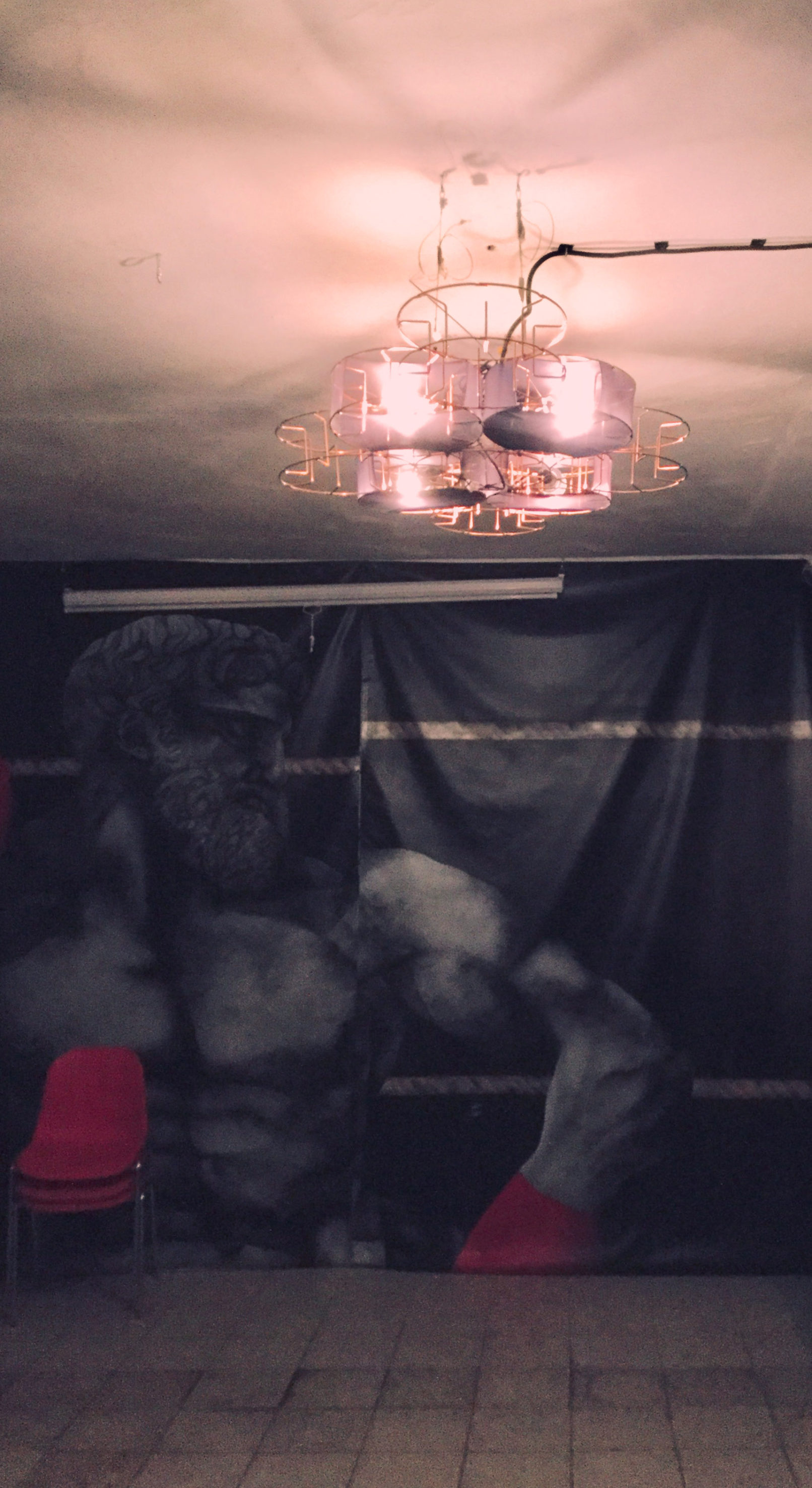 svítidlo v komunitním centru Karnola v Hranicích na Moravě