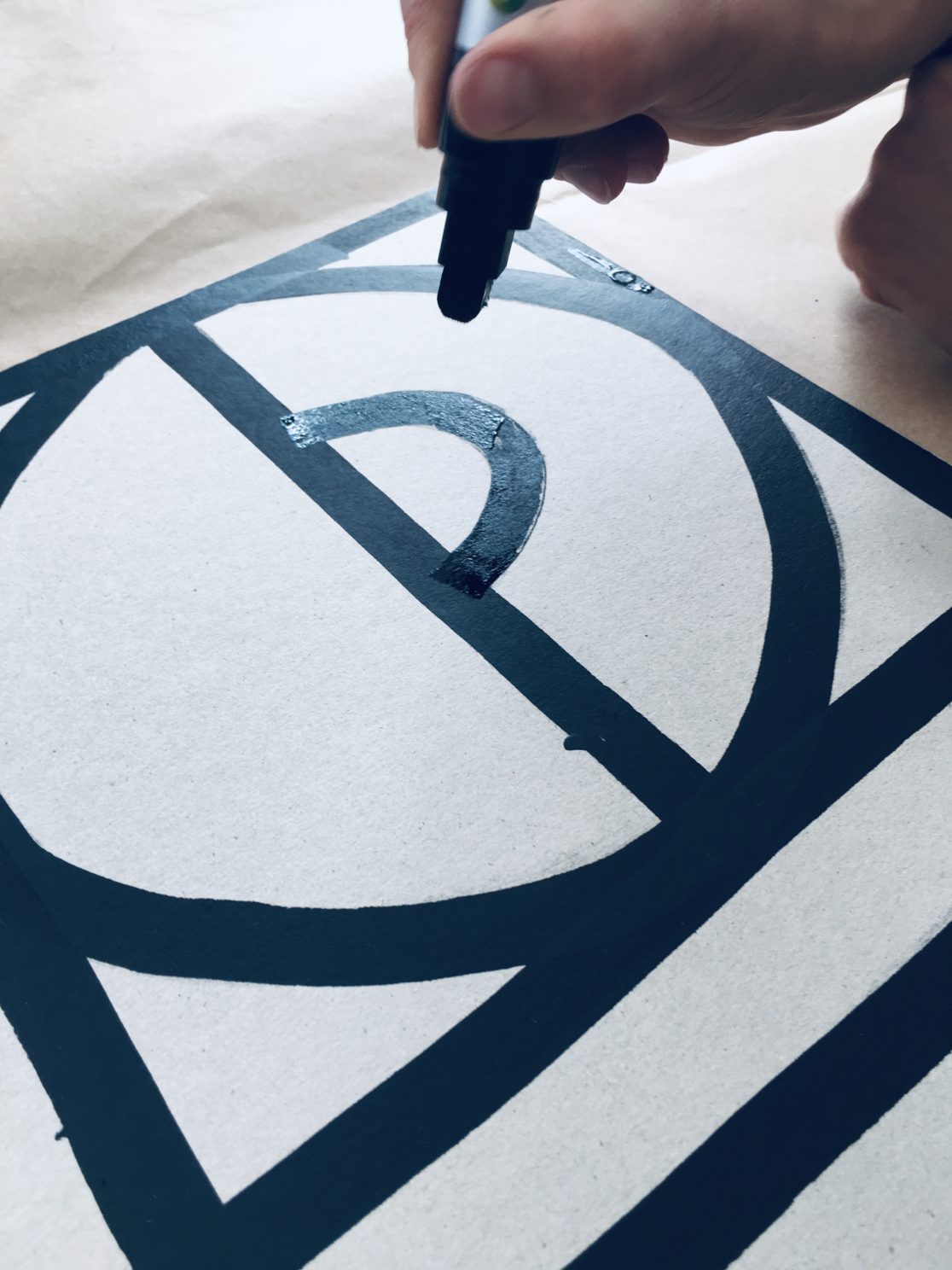 Detail procesu výroby ručně dělaného plakátu.