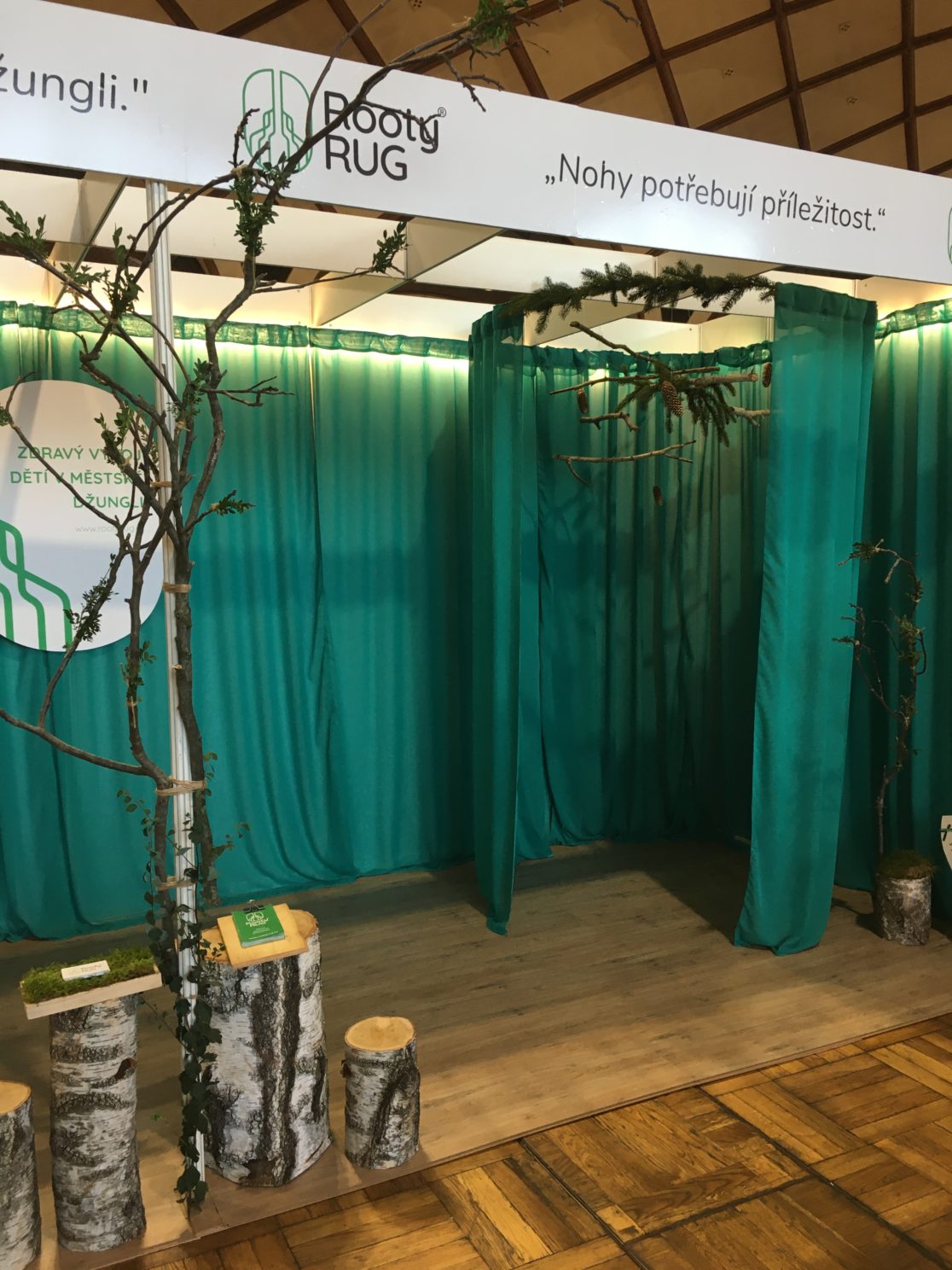 netradiční kompozice šifonu, přírodních materiálů a kořenových koberců v rámci veletrhu Evolution