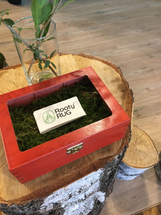 detail na aranžmá tiskovin firmy