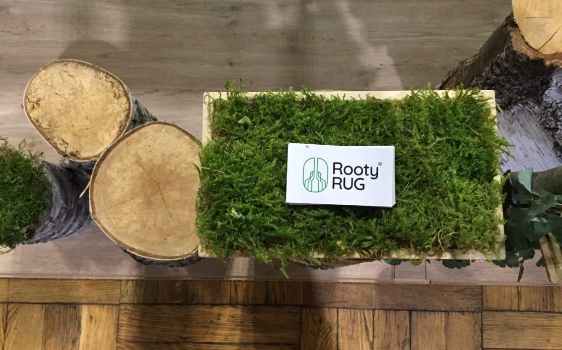 detail na dekoraci vizitek firmy RootyRUG