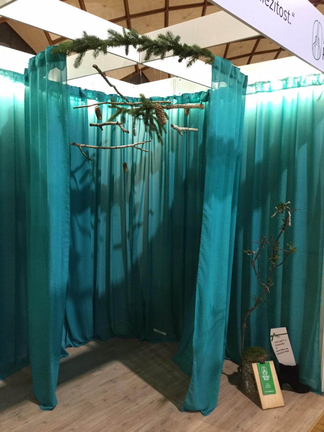 kompozice z přírodnin jako nevšední Visual Merchandising podporující značku RootyRUG