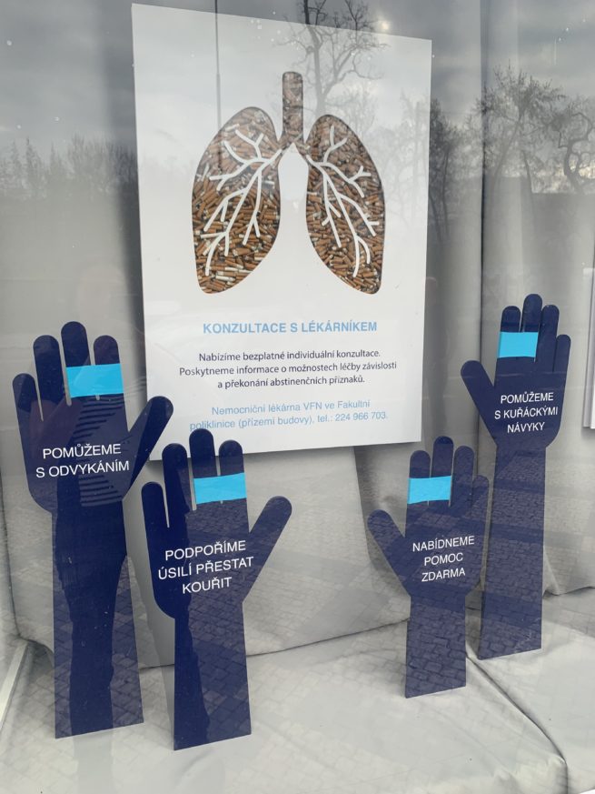 plíce s vajgly a ruce nabízející pomoc závislým jedincům na tabáku