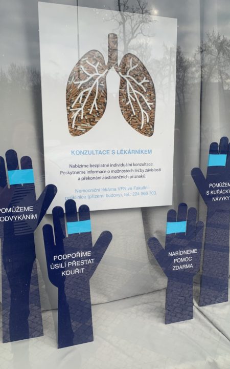 plíce s vajgly a ruce nabízející pomoc závislým jedincům na tabáku