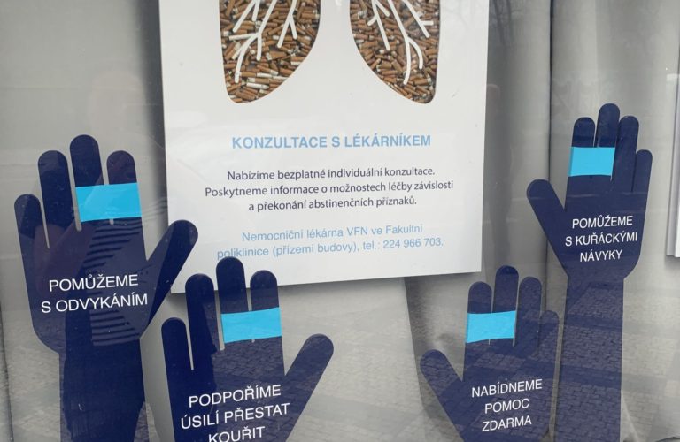 plíce s vajgly a ruce nabízející pomoc závislým jedincům na tabáku