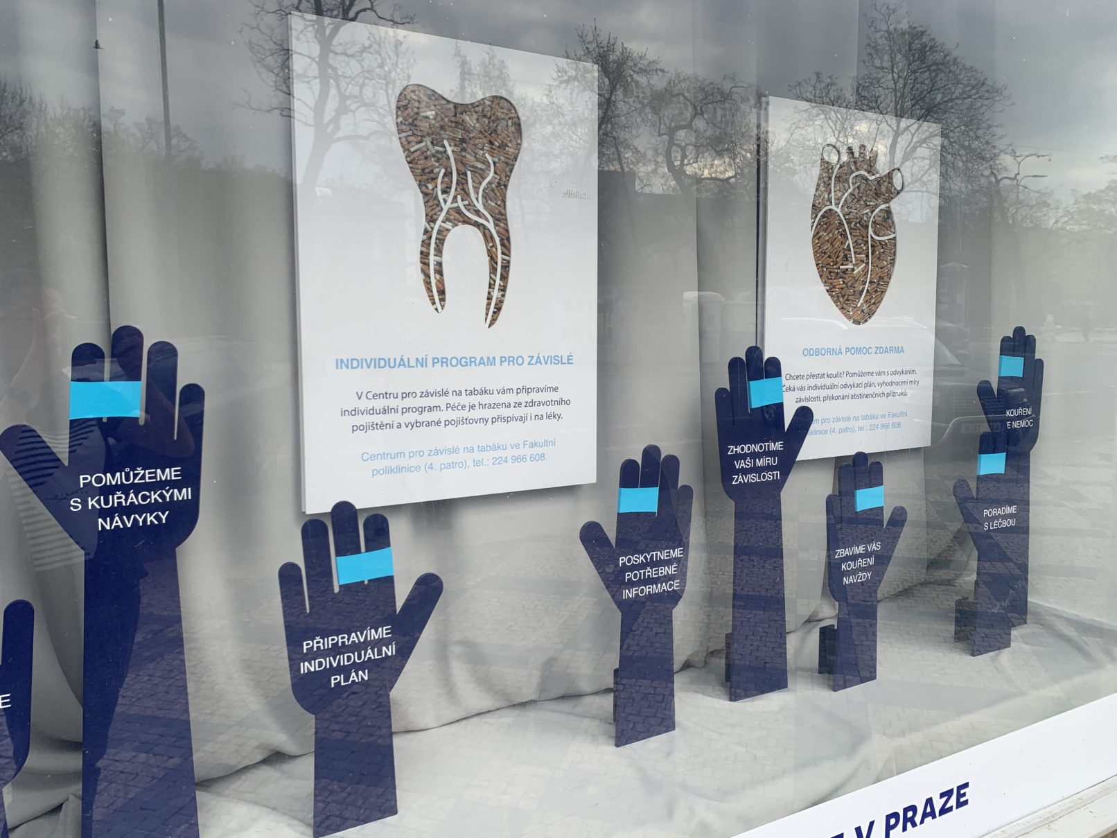 pohled do výlohy nabízející pomoc při odvykání závislosti na cigaretách