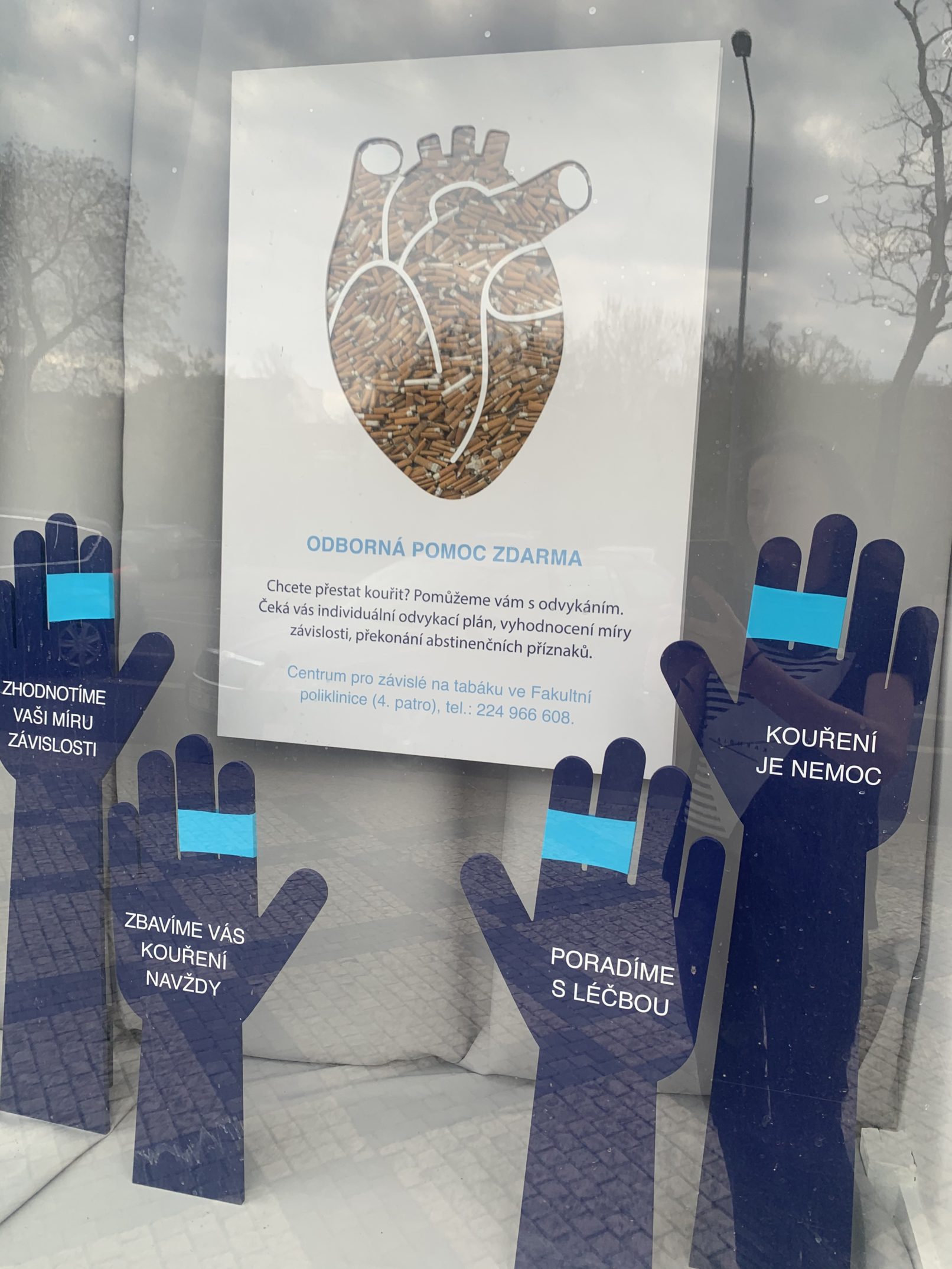 výkladní skříň nabízející pomoc závislým na tabáku