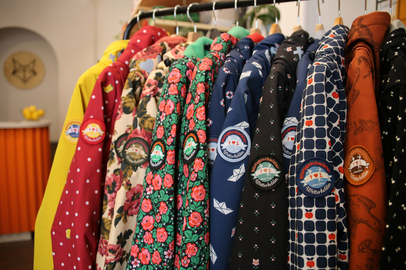 detail na prodejní stojan ve Fashion store v Berlin Boutique