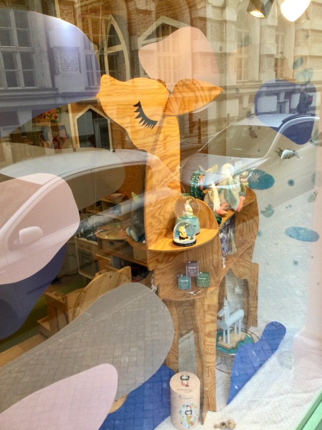 polo průhledné oblaka ve výloze jako podzimní aranžmá