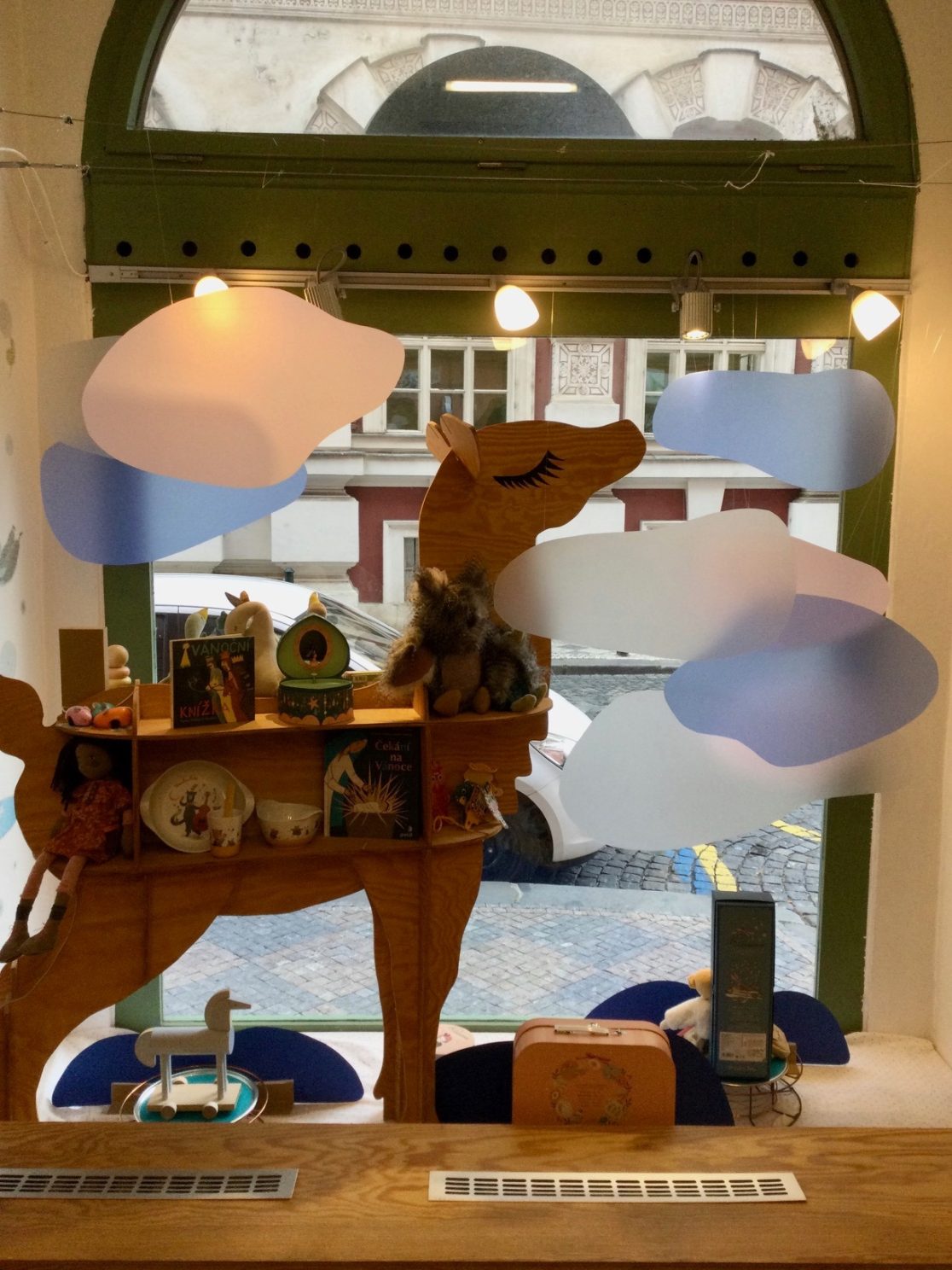 pastelové polo průhledné oblaka a laň na výstavu hraček určených k prodeji