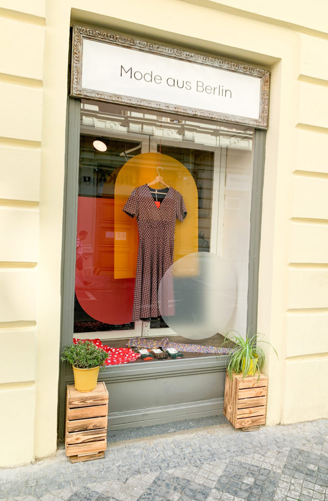 výloha pro fashion store z módou z Německa