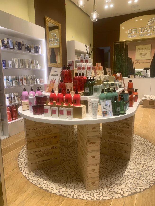 Visual Merchandising obchodního ostrůvku italské značky Dr. Taffi.