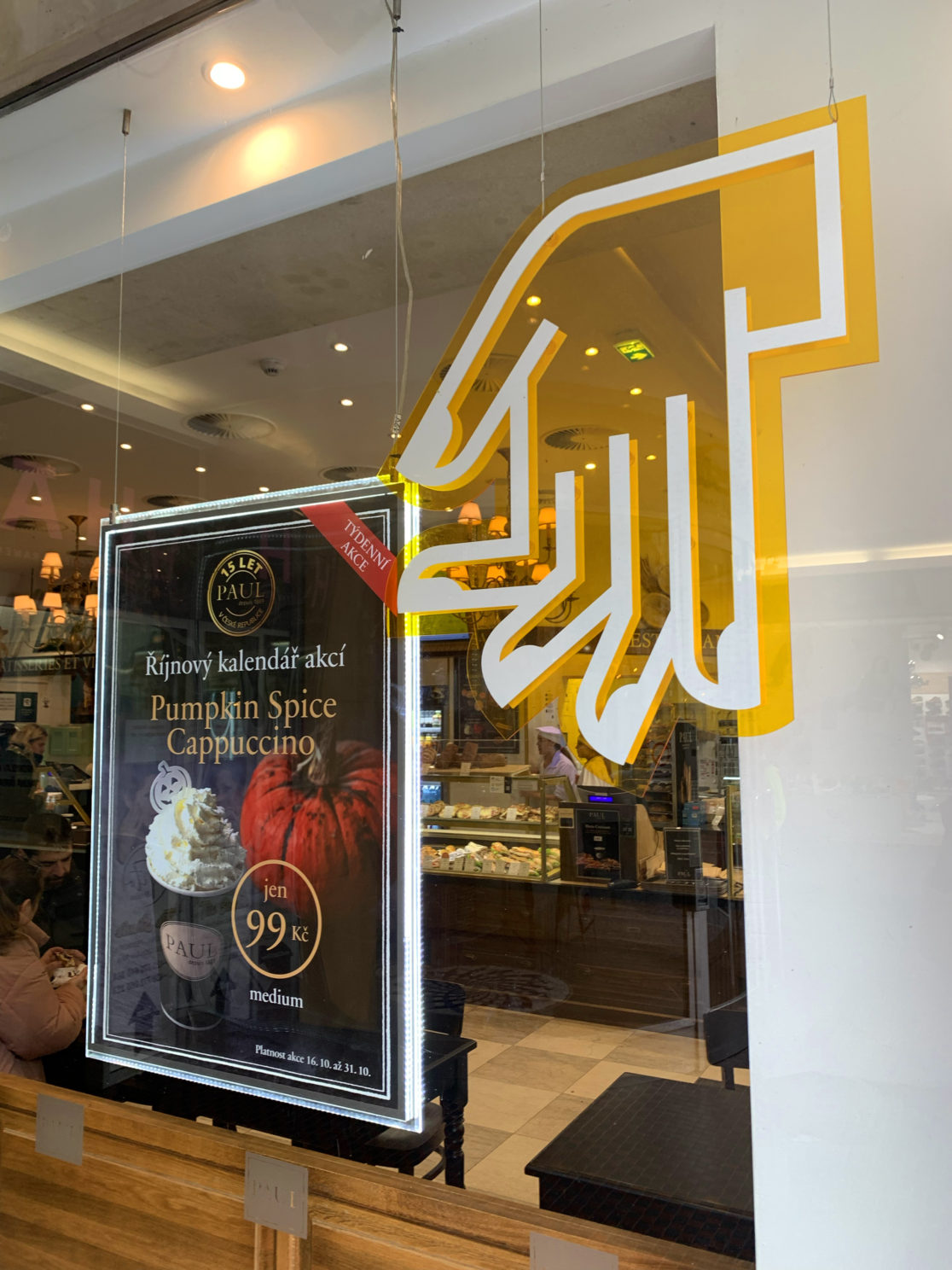 francouzská penárna Paul a náš návrh výkladních skříňí