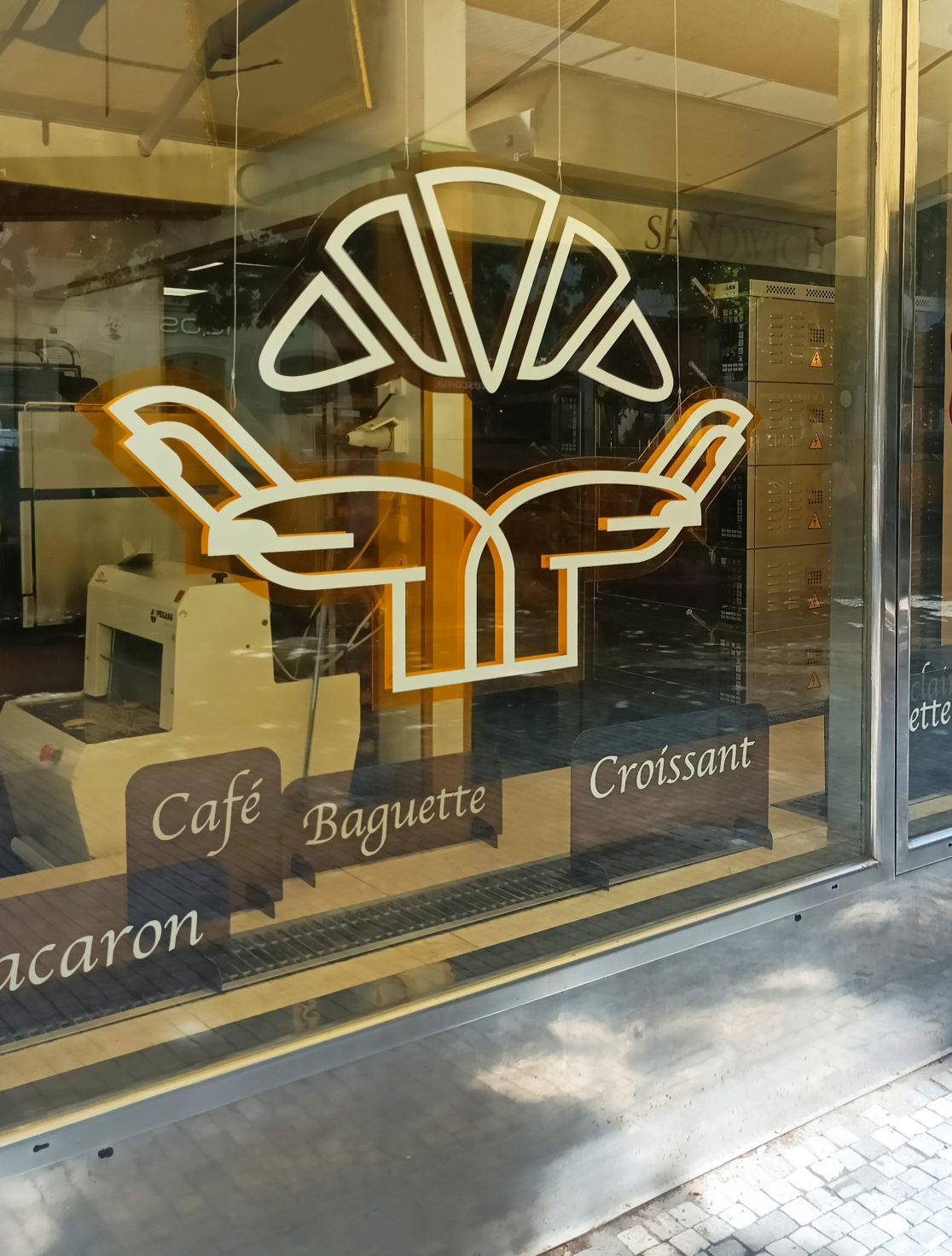 výkladní skříň s jasným symbolem croissant pro francouskou pekárnu Paul