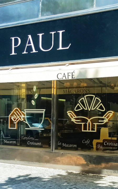 velké symboly - káva a croissant - ve výloze francouzské kavárny Paul