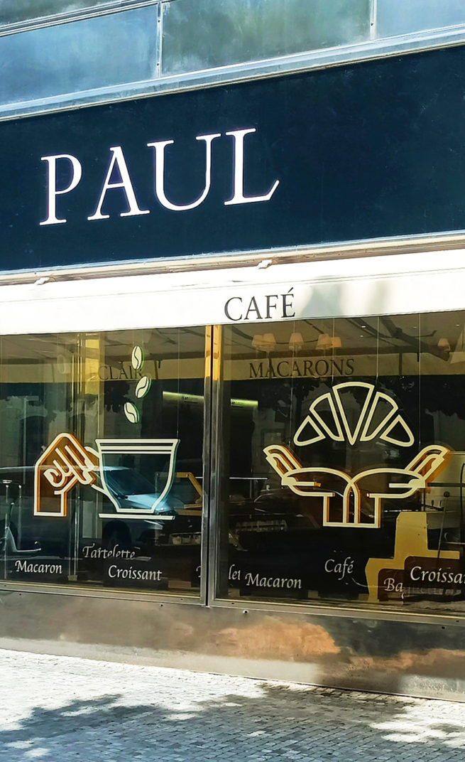 velké symboly - káva a croissant - ve výloze francouzské kavárny Paul